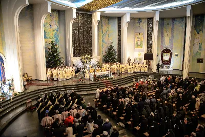 W liturgiczne święto św. Jana Apostoła i Ewangelisty, w katedrze rzeszowskiej duchowni i świeccy modlili się w intencji bp. Jana Wątroby. Eucharystię, której przewodniczył Solenizant, koncelebrowali: bp Kazimierz Górny, bp Edward Białogłowski oraz 56 księży.  fot. Dariusz Kamiński (https://fotografiarzeszow.com.pl)