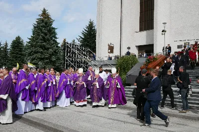 W kościele katedralnym w Rzeszowie, 2 września 2022 r., odbyły się uroczystości pogrzebowe śp. Tadeusza Ferenca, wieloletniego prezydenta Rzeszowa.

Przed rozpoczęciem liturgii Prezydent RP Andrzej Duda odznaczył pośmiertnie śp. Tadeusza Ferenca Orderem Odrodzenia Polski.

Mszy św. przewodniczył bp Jan Wątroba. W koncelebrze wziął udział bp Kazimierz Górny, ks. infułat Wiesław Szurek i 27 kapłanów.

Homilię wygłosił bp Jan Wątroba.

Obrzędy ostatniego pożegnania odbyły się w kościele katedralnym. Następnie kondukt pogrzebowy ulicami miasta udał się na Cmentarz Wilkowyja w Rzeszowie, gdzie odbył się pochówek śp. Tadeusza Ferenca.

fot. ks. Jakub Nagi, Kurier Rzeszowski - portal, gazeta, TVi 