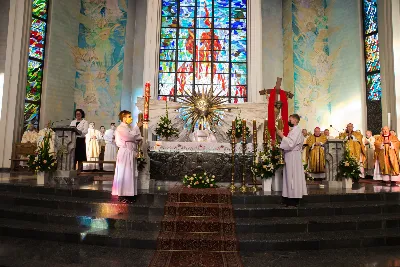 W poniedziałek 18 maja o godz. 18.00 w naszej Katedrze miało miejsce dziękczynienie w stulecie urodzin Karola Wojtyły – św. Jana Pawła II. W tym dniu dziękowaliśmy również i modliliśmy się w intencji naszych Księży Biskupów: Jana – z racji 20. rocznicy sakry biskupiej oraz Kazimierza – z racji 60. rocznicy święceń kapłańskich, a także w intencji naszego Księdza Infułata Stanisława w 60. rocznicę święceń kapłańskich. Eucharystii przewodniczył bp Jan Wątroba. Mszę św. koncelebrowali: bp Kazimierz Górny, bp Edward Białogłowski, infułaci: ks. Stanisław Mac i ks. Wiesław Szurek, księża dziekani oraz duchowni z różnych instytucji diecezji rzeszowskiej.  W Mszy św. uczestniczyły władze państwowe i samorządowe oraz służby mundurowe. fot. Dariusz Kamiński (fotografiarzeszow.com.pl)