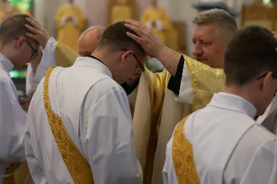 „Na swoje życie i swoje kapłaństwo trzeba popatrzeć w świetle Bożej miłości. Inaczej go nie pojmiemy ani my, ani ci, którzy będą na nas patrzeć” – mówił bp Jan Wątroba podczas Mszy św. z udzieleniem święceń prezbiteratu. 4 czerwca 2022 r. w kościele katedralnym jedenastu diakonów diecezji rzeszowskiej przyjęło sakrament kapłaństwa.
Do grona neoprezbiterów diecezji rzeszowskiej należą: ks. Sebastian Bełz z parafii w Nienadówce, ks. Krzysztof Lampart z parafii w Rudnej Wielkiej, ks. Mateusz Łachmanek z parafii w Lipinkach, ks. Karol Migut z parafii w Jasionce, ks. Marcin Murawski z parafii katedralnej w Rzeszowie, ks. Adrian Pazdan z parafii w Zagorzycach, ks. Tomasz Sienicki z parafii w Bieździedzy, ks. Dominik Świeboda z parafii w Palikówce, ks. Piotr Wąsacz z parafii bł. Władysława Findysza w Rzeszowie, ks. Mateusz Wojtuń z parafii w Święcanach oraz ks. Wiktor Zoła z parafii w Cieklinie.
Mszy św. przewodniczył i święceń udzielił bp Jan Wątroba. Eucharystię koncelebrowało około osiemdziesięciu księży, m.in: przełożeni Wyższego Seminarium Duchownego w Rzeszowie oraz proboszczowie i wikariusze z parafii rodzinnych neoprezbiterów. W Mszy św. uczestniczył abp Edward Nowak, bp Kazimierz Górny i bp Edward Białogłowski.
Zebranych w kościele katedralnym powitał ks. Krzysztof Gołąbek, proboszcz parafii.
W homilii bp Jan Wątroba nawiązał do słów z Ewangelii według św. Jana w których Chrystus tłumaczy co to znaczy być dobrym pasterzem. „Być kapłanem w Kościele Chrystusowym to znaczy mieć udział w Jego pasterskiej misji i stale upodabniać się do Dobrego Pasterza, który zna owce, karmi je, broni i jest gotów oddać życie dla ich dobra” – mówił hierarcha.
Po homilii odbył się obrzędy święceń: przyrzeczenie czci i posłuszeństwa Biskupowi Ordynariuszowi, Litania do Wszystkich Świętych podczas której kandydaci leżeli krzyżem, nałożenie rąk, modlitwa święceń oraz namaszczenie rąk krzyżmem i wręczenie chleba i wina. Podczas Liturgii Eucharystycznej nowo wyświęceni po raz pierwszy wyciągnęli dłonie nad chlebem i winem wypowiadając słowa konsekracji.
Na zakończenie Mszy św. ks. Tomasz Sienicki, podziękował w imieniu nowo wyświęconych wszystkim, którzy przyczynili się do przygotowania ich do kapłaństwa. Słowa wdzięczności, m.in. przełożonym Wyższego Seminarium Duchownego w Rzeszowie i rodzicom neoprezbiterów, wypowiedział bp Jan Wątroba. 
W drodze do zakrystii neoprezbiterzy zatrzymali się przy figurze Matki Bożej Fatimskiej zawierzając swoje kapłaństwo Matce Bożej.
W niedzielę, 5 czerwca, w Uroczystość Zesłania Ducha Świętego, neoprezbiterzy będą sprawować w swoich rodzinnych parafiach uroczyste Msze św. prymicyjne, a w najbliższych tygodniach otrzymają skierowania do parafii.

Fot. ks. Jakub Nagi oraz biala-wrona.pl
