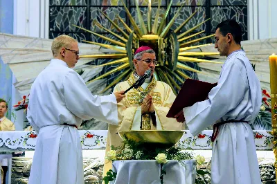 W sobotę 12 maja o godz.19.00 w ramach corocznych nabożeństw majowych przy kapliczkach osiedlowych w naszej parafii, przy ul. Cichej przy figurze Matki Bożej modlitwy poprowadził ks. Krzysztof Gołąbek - proboszcz Katedry. Kantorem był organista Wiesław Siewierski. fot. Rafał Waszczak