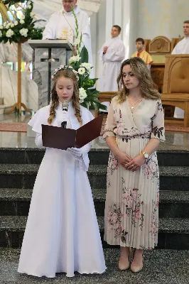 Maj to dla wielu najpiękniejszy miesiąc w roku. W liturgii Kościoła szczególnie wtedy czcimy Maryję oraz radujemy się ze Zmartwychwstania Pańskiego. W niedzielę 8 maja w naszej Katedrze dzieci z klas III doświadczyły równie wielkiej radości po raz pierwszy w pełni uczestnicząc we Mszy Świętej. To niezwykłe spotkanie z Chrystusem w Komunii Świętej zostało poprzedzone przygotowaniem poprzez katechezy w szkole i spotkania w parafii, a także spowiedzią. Poprzez niedzielne Eucharystie o godz. 12.00 i 13.30 celebrowane przez ks. Krzysztofa Gołąbka, proboszcza naszej Katedry, 88 dzieci rozpoczęło wielką przygodę z Jezusem ukrytym w Najświętszym Sakramencie. Towarzyszyli im rodzice, którzy wraz ze swoimi dziećmi przygotowywali się do tego wydarzenia, a także najbliższa rodzina. Posługę w liturgii Mszy Świętej pełniły dzieci pierwszokomunijne oraz ich rodzice.
Wielka radość serc dzieci komunijnych promieniowała na wszystkich uczestników Mszy Świętej i przypominała zebranym na liturgii, że spotkanie z Jezusem Eucharystycznym to przywilej i wielkie szczęście. Czas tej wielkiej radości został przedłużony przez „Biały Tydzień”, w którym dzieci uczestniczyły w wieczornej Eucharystii, przyjmując Jezusa do swoich serc. 

Wszystkim dzieciom, które w tym roku przeżywały swoją Pierwszą Komunię Świętą, życzymy, aby nie gasł w nich zapał do poznawania Jezusa i Jego nauki, a radość, jaka towarzyszyła tym dniom, była nieodłączną towarzyszką ich spotkań z Jezusem w Eucharystii. A s. Julicie i ks. Julianowi dziękujemy za serce włożone w przygotowanie dzieci do tego wielkiego wydarzenia.

fot. Paweł Styka