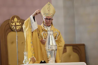 „Eucharystia powinna nas prowadzić do odkrycia kapłańskiej misji Ludu Bożego, kapłańskiej misji każdego z nas” – powiedział Biskup Rzeszowski podczas Mszy Wieczerzy Pańskiej, której przewodniczył w katedrze rzeszowskiej w Wielki Czwartek, 2 kwietnia 2026 r.
Podczas uroczystej liturgii Wielkiego Czwartku w katedrze rzeszowskiej, której przewodniczył bp Jan Wątroba, wierni zostali zaproszeni do refleksji nad tajemnicą Eucharystii, kapłaństwa oraz powołania całego Ludu Bożego do udziału w misji Chrystusa. Na zakończenie homilii biskup zachęcił do szczególnej modlitwy za kapłanów, zwłaszcza tych przeżywających trudności i kryzysy. „Panie Jezu, dobry pasterzu i towarzyszu wędrówki, dziś powierzamy Ci wszystkich kapłanów, ale zwłaszcza tych, którzy przechodzą chwilę kryzysu” – powiedział Biskup Rzeszowski. Wezwał także wspólnotę wiernych do troski o kapłanów poprzez modlitwę, życzliwość i wsparcie.
Wielkoczwartkowa liturgia w katedrze rzeszowskiej stała się nie tylko dziękczynieniem za dar Eucharystii i kapłaństwa, ale także wezwaniem do odnowienia świadomości odpowiedzialności każdego wiernego za życie Kościoła i świadectwo wiary w świecie. fot. ks. Jakub Oczkowicz