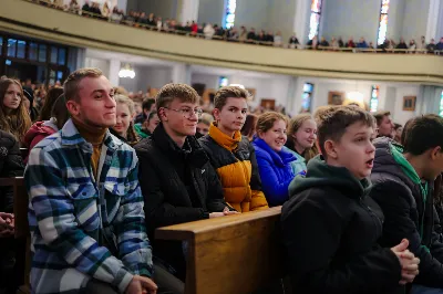 W niedzielę, 26 listopada 2023 r., w uroczystość Jezusa Chrystusa Króla Wszechświata obchodzony jest Światowy Dzień Młodzieży, a także jest to święto patronalne Akcji Katolickiej i Katolickiego Stowarzyszenia Młodzieży. Świętowanie przebiegało pod hasłem „Królewska Uczta”.

Celebrację uroczystości Jezusa Chrystusa Króla Wszechświata i 38. Światowego Dnia Młodzieży w diecezji rozpoczęła Msza Święta w naszej Katedrze, której przewodniczył bp Jan Wątroba. Eucharystię koncelebrowało kilkudziesięciu księży, głównie asystentów oddziałów Akcji Katolickiej, Katolickiego Stowarzyszenia Młodzieży i duszpasterzy młodzieży.

Po homilii 40 młodych z różnych parafii złożyło przyrzeczenie, poprzez które zostali włączeni w szeregi Katolickiego Stowarzyszenia Młodzieży. Kandydaci przed sztandarem KSM, wobec bp. Wątroby, wypowiedzieli rotę przysięgi: Uroczyście przyrzekam pracować nad sobą, aby móc całym życiem wiernie służyć Bogu, Kościołowi i Ojczyźnie, czynić dobro ludziom, być dobrym członkiem Katolickiego Stowarzyszenia Młodzieży.

Po Komunii Świętej bp Wątroba wręczył nominacje 15 nowym prezesom parafialnych oddziałów Akcji Katolickiej. Na czteroletnią kadencję zostali powołani: Zofia Marszałek – Będziemyśl, Maria Cieśla – Brzeziny, Augustyn Rębisz – Górno, Stanisława Głowaty – Jasło, Jerzy Nowak – Jasło, Teresa Tokarz – Lipinki, Mariusz Żarów – Lutoryż, Zofia Skóra – Niedźwiada, Renata Maternia – Rzeszów, Beata Korczyńska – Rzeszów, Alina Dyrak – Rzeszów, Danuta Tłuczek – Siedliska, Janusz Kochański – Terliczka, Maria Szybkowska – Tyczyn i Jadwiga Nowak – Ustrobna.

Na zakończenie Eucharystii Jeremi Kalkowski, prezes DIAK wraz z przedstawicielami wspólnot podziękowali bp. Wątrobie i kapłanom za towarzyszenie świeckim w duchowym rozwoju.

Za organizację wydarzeń w kościele katedralnym był odpowiedzialny ks. Stanisław Potera, asystent Diecezjalnego Instytutu Akcji Katolickiej oraz ks. Tomasz Ryczek, diecezjalny duszpasterz młodzieży i diecezjalny asystent KSM.

Po Eucharystii młodzież zgromadzona w katedrze w przemarszu ulicami miasta udała się do Uniwersytetu Rzeszowskiego, gdzie odbywa się druga część obchodów 38. Światowego Dnia Młodzieży. 

fot. Piotr Szorc