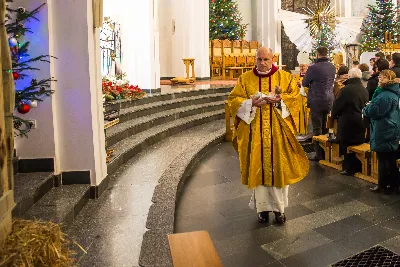 Pasterce w naszej Katedrze przewodniczył bp Jan Wątroba. Czuwanie przed Pasterką prowadziła młodzież naszej parafii. fot. Fotografiarzeszow