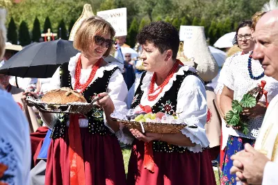 30 sierpnia 2020 r. do Parku Papieskiego w Rzeszowie na diecezjalne dożynki przyjechało 49 delegacji z dożynkowymi wieńcami.  Już o godz. 11.00 plac przed znajdującą się w Parku Papieskim sceną wypełniły delegacje z parafii diecezji rzeszowskiej. W sumie zarejestrowano 49 delegacje. Tegoroczną obsługę dożynek, w tym przygotowanie liturgii, zapewnili wierni i duszpasterze z dekanatu Sokołów Małopolski. O godz. 11.30 prof. Kazimierz Ożóg, mieszkaniec Górna, zaprezentował kilka myśli na temat chleba i godności pracy rolnika. Na scenie wystąpił zespół „Młody Duch i Przyjaciele” kierowany przez Dariusza Kosaka. Przed rozpoczęciem Mszy św. ks. Jerzy Uchman, diecezjalny duszpasterz rolników, przywitał przybyłych do Rzeszowa rolników, ogrodników, sadowników i pszczelarzy, wśród nich starostów dożynek Jerzego i Zofię Bednarzów z Kamienia, a także obecnych na Mszy św. parlamentarzystów, władze państwowe i samorządowe, służby mundurowe oraz poczty sztandarowe. Mszy św. przewodniczył bp Edward Białogłowski. W koncelebrze uczestniczył bp Kazimierz Górny oraz czternastu księży. W długiej procesji z darami do ołtarza podeszły delegacje wszystkich obecnych parafii przynosząc chleby i owoce. Dary te zostały przekazane Rzeszowskiemu Towarzystwu Pomocy im. św. Brata Alberta. Na zakończenie liturgii bp Białogłowski pobłogosławił przyniesione płody ziemi oraz ziarno na zasiew. Po błogosławieństwie poszczególne delegacje, przedstawiane przez ks. Jana Szczupaka, wikariusza biskupiego ds. społecznych, prezentowały swoje wieńce.  fot. ks. Tomasz Nowak