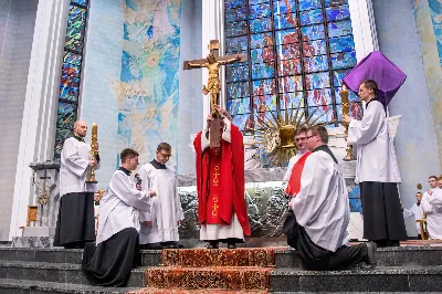 Liturgia Męki Pańskiej rozpoczęła się od procesji wejścia w zupełnej ciszy i gestu prostracji – pokornego padnięcia twarzą do ziemi głównego celebransa – Biskupa Rzeszowskiego Jana Wątroby. Drugim etapem nabożeństwa była Liturgia Słowa. Jej centrum stanowiła Męka Pańska w relacji wg św. Jana – odśpiewana przez ks. Juliana Wybrańca, kl. Dawida Piroga oraz kl. Karola Baraniewicza, z partiami tłumu wykonanymi przez Katedralny Chór Chłopięco-Męski Pueri Cantores Resovienses (tenory i basy), pod dyrekcją ks. dra Andrzeja Widaka we współpracy z Angelą Pacutą i Edytą Kotulą, dyrygentkami chóru.

W homilii bp Jan Wątroba zapraszał do odczytania na nowo sensu krzyża Jezusa i Jego Orędzia.

Trzecią częścią liturgii była adoracja krzyża. W pierwszej kolejności krzyż adorowali poprzez ucałowanie: Ksiądz Biskup, księża z Wyższego Seminarium Duchownego w Rzeszowie, księża katedralni oraz siostry zakonne. Następnie hołd krzyżowi oddali wszyscy wierni, wpatrując się w krzyż trzymany przez ks. Krzysztofa Gołąbka, proboszcza katedry.

Ostatnią częścią liturgii był obrzęd Komunii św. zakończony przeniesieniem Pana Jezusa w monstrancji do tzw. Bożego grobu. W tym roku dekoracja grobu nawiązuje do przeżywanego roku duszpasterskiego pt. „Wierzę w Kościół Chrystusowy”. Projekt autorstwa ks. Pawła Wójcika, wikariusza katedralnego, zachęca do pogłębienia relacji z Jezusem i jak wzywa napis umieszczony na grobie do „zakorzenienia w Kościele Chrystusa”.
fot. Joanna Prasoł 