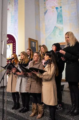 „Jesteśmy na świecie, aby stać pod krzyżem, głosić prawdę o krzyżu i bronić krzyża. W nim jest cała nasza nadzieja” – powiedział bp Jan Wątroba w dniu Uroczystości Jezusa Chrystusa Króla Wszechświata w rzeszowskiej katedrze. Podczas Mszy św. nowi członkowie Katolickiego Stowarzyszenia Młodzieży złożyli przyrzeczenie, a prezesi oddziałów parafialnych Akcji Katolickiej otrzymali nominacje.  Mszy św. przewodniczył bp Jan Wątroba. W koncelebrze uczestniczyli infułaci: ks. Stanisław Mac, ks. Wiesław Szurek i ponad 20 księży, wśród nich ks. Stanisław Potera, asystent diecezjalny Akcji Katolickiej (AK) i ks. Tomasz Ryczek, asystent diecezjalny Katolickiego Stowarzyszenia Młodzieży (KSM).  Po wyznaniu wiary 73 młode osoby złożyły przyrzeczenie Katolickiego Stowarzyszenia Młodzieży.  Po Komunii św. bp Jan Wątroba, razem z ks. Stanisławem Poterą, wręczył nominacje 19 nowym prezesom oddziałów parafialnych Akcji Katolickiej.  Na zakończenie Mszy św. bp Wątroba, na prośbę ks. Krzysztofa Gołąbka, proboszcza parafii katedralnej, wręczył dyplomy ceremoniarza Rafałowi Waszczakowi i Dawidowi Różańskiemu, długoletnim członkom Liturgicznej Służby Ołtarza w parafii katedralnej.  fot. Andrzej Kotowicz