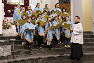 W sobotę 16 października w Katedrze Rzeszowskiej, w rocznicę wyboru św. Jana Pawła II na papieża, uroczystą Mszą Świętą zakończyły się obchody Dnia Patrona Szkoły Podstawowej nr 23 w Rzeszowie. Eucharystię celebrował oraz homilię wygłosił proboszcz Katedry ks. Krzysztof Gołąbek. W kazaniu przywołał swoje osobiste wspomnienia spotkań ze św. Janem Pawłem II. Na Mszy Świętej obecna była Dyrekcja, nauczyciele oraz uczniowie naszej Szkoły. Dyrekcji, nauczycielom, pracownikom oraz wszystkim uczniom Szkoły Podstawowej nr 23 w Rzeszowie życzymy, by św. Jan Paweł II dodawał sił, by codziennie wypływać na głębię prawdy, dobra i piękna. fot. Joanna Prasoł 