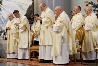 „Jesteśmy tutaj po to, aby spłacać dług wdzięczności wobec Pana Boga za żywą mowę, jaką kieruje do nas za pośrednictwem św. Józefa Sebastiana Pelczara” – mówił ks. Wiesław Szurek podczas Mszy św. w katedrze rzeszowskiej 19 stycznia 2019 r. z okazji uroczystości św. Józefa Sebastiana Pelczara, głównego patrona diecezji rzeszowskiej. Uczestnicy Mszy św. modlili się również za Pawła Adamowicza, zmarłego tragicznie prezydenta Gdańska, w dniu jego pogrzebu.  Mszy św. przewodniczył bp Edward Białogłowski. W koncelebrze uczestniczyli infułaci: ks. Stanisław Mac i ks. Wiesław Szurek oraz dwunastu duchownych. Ponadto podczas Eucharystii modlili się kapłani z Kapituły Katedralnej w Rzeszowie i jeden kanonik Kapituły Kolegiackiej w Kolbuszowej. Wśród świeckich zgromadzonych w katedrze były siostry ze Zgromadzenia Służebnic Najświętszego Serca Jezusowego, które założył św. Józef Sebastian Pelczar oraz władze Rzeszowa na czele z prezydentem Tadeuszem Ferencem.  Homilię wygłosił ks. Wiesław Szurek. „Jesteśmy tutaj po to, aby spłacać dług wdzięczności wobec Pana Boga za żywą mowę jaką kieruje do nas za pośrednictwem św. Józefa Sebastiana Pelczara” – mówił kaznodzieja. Z słów i działań św. Józefa Sebastiana Pelczara ks. Szurek przywołał między innymi te, które odnosiły się do Ojczyzny. „Jak mówią świadkowie życia bp. Pelczara, lubił często mówić, że zaraz po Bogu miłuje Ojczyznę, matkę, która rodzi i wychowuje” – mówił duchowny.  Kaznodzieja przypomniał historię „Świecy niepodległości” przekazanej kardynałom z Polski przez papieża Piusa IX w 1867 roku. „Ksiądz Pelczar, jako rzymski student mieszkający w Kolegium Polskim w Rzymie, był świadkiem jak przyjaciel Polaków, papież Pius IX, podarował kardynałom świecę z życzeniem, aby przywieźli ją do Warszawy dopiero wówczas, gdy Polska będzie wolna. I tak się stało. W 1920 r. bp Józef Sebastian Pelczar, wtedy jako senior Episkopatu Polski, został poproszony do Warszawy, aby dwa lata po odzyskaniu niepodległości, rozpalić płomień tej świecy” – mówił ks. Szurek.  Zwracając uwagę na aktywność bp. Pelczara, kaznodzieja podkreślił, że jego szeroko zakrojone działania miały solidny fundament w głębokiej duchowości. „Wielokierunkowa działalność bp. Pelczara nie była czczym aktywizmem, ale wyrastała z głębokiego życia wewnętrznego. (…) Jako człowiek, chrześcijanin, Polak, pasterz propagował życie duchowe głębokie i dawał jego przykład. Porównywał to życie do budowy domu, którego projektodawcą i budowniczym jest Jezus Chrystus, a człowiek wolnym i rozumnym współpracownikiem. Tworzywem i narzędziem jest łaska Boża poprzez modlitwę i znaki sakramentalnej bliskości z Eucharystią na czele. Taka budowa nie może się obyć bez solidnego oczyszczenia, bez powstania ze wszelkich przywar słabości i grzechów” – podkreślił infułat.  Na zakończenie Mszy św. bp Edward Białogłowski powiedział o kronice archidiecezji przemyskiej, w której są opisane wizytacje parafialne przeprowadzone przez bp. Pelczara. „Biskup podczas wizytacji, jeśli w parafii była synagoga i cerkiew, zawsze chciał się spotkać z miejscowym rabinem i proboszczem parafii greckokatolickiej. Choć nie odprawiali razem nabożeństwa, bp Pelczarowi bardzo zależało na tych spotkaniach, gdyż mówił, że tam gdzie w sercu ludzi jest Bóg i Jego miłość, można być spokojnym o teraźniejszość i przyszłość. Jeśli miłość zostaje wypędzona, człowiek staje się straszny. Strzeżmy miłości w naszych sercach” – zachęcił biskup.  Podczas Mszy św. śpiewał chór katedralny „Pueri Cantores Resovienses”.  Przed Mszą św. członkowie Kapituły Katedralnej uczestniczyli w nieszporach, którym przewodniczył ks. Marcin Pater, wikariusz parafii katedralnej. Hymny, antyfony i psalmy podczas nabożeństwa wykonał chór Wyższego Seminarium Duchownego w Rzeszowie.  fot. ks. Tomasz Nowak