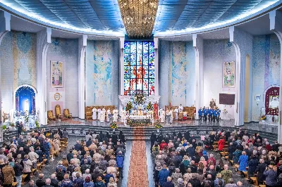 O świcie w Niedzielę Zmartwychwstania została odprawiona uroczysta Mszy św. w rzeszowskiej katedrze. Eucharystię poprzedziła procesja rezurekcyjna z Najświętszym Sakramentem. W oprawie muzycznej celebracji wziął udział katedralny chór chłopięco-męski Pueri Cantores Resovienses oraz katedralna orkiestra dęta.
Dnia 31 marca 2024 r. o godz. 6 w rzeszowskiej katedrze na rozpoczęcie procesji rezurekcyjnej rozbrzmiało zawołanie: „Chrystus zmartwychwstał, prawdziwie zmartwychwstał”. Wyrazem radości paschalnej była procesja z Najświętszym Sakramentem dokoła katedry z udziałem licznie zgromadzonych wiernych, straży grobowej i orkiestry dętej.
Po zakończonej procesji, została odprawiona uroczysta Eucharystia pod przewodnictwem ks. Krzysztofa Gołąbka, prepozyta rzeszowskiej kapituły katedralnej i proboszcza miejscowej wspólnoty parafialnej. Homilię wygłosił ks. Michał Rurak, penitencjarz kapituły, który zachęcał do zgłębiania tajemnicy zmartwychwstania.

„Zmartwychwstania jest czymś jedynym i wyjątkowym w swoim rodzaju. Łatwo napisać i powiedzieć czym zmartwychwstanie nie jest. Ale napisać i powiedzieć czym zmartwychwstanie jest, to zadanie na całe życie, i to nie tylko dla teologa czy księdza. To zadanie dla każdego z nas. Najważniejsze zadanie w życiu, bo ono zdecyduje co z nami będzie” – mówił kaznodzieja.
Ks. Rurak ukazał konsekwencje zmartwychwstania Chrystusa dla każdego wierzącego w kontekście całej historii Boga i człowieka. Mówił: „Zmartwychwstanie nie dotyczy tylko przyszłości, czasu po śmierci. Ono ma także znaczenie dla naszej doczesności. Bo skoro życie ma prowadzić do Zmartwychwstania, to znaczy, że ma wartość samo w sobie, że trzeba je szanować i jak najlepiej przeżyć.”
Na zakończenie Eucharystii transmitowanej przez katolickie Radio „VIA”, katedralny chór chłopięco-męski Pueri Cantores Resovienses pod dyrekcją Aleksandry Fiołek-Matuszewskiej wykonał uroczyste „Alleluja” z oratorium G.F. Haendla. Po zakończonej Mszy św. rezurekcyjnej katedralna orkiestra dęta pod batutą Tadeusza Cielaka odegrała radosne utwory wielkanocne. fot. Joanna Prasoł