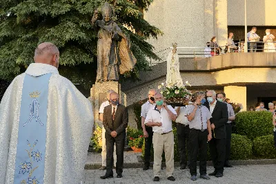 W sobotę 13 czerwca przeżywaliśmy uroczyste Nabożeństwo Fatimskie. Naszym modlitwom przewodniczył ks. Krzysztof Gołąbek - proboszcz naszej Katedry. Homilię wygłosił ks. dr Krzysztof Golas. O godz. 18.40 zostały przedstawione prośby i podziękowania do Matki Bożej Fatimskiej, w intencji których sprawowana była także Msza Święta. Po Mszy Świętej wyruszyła procesja z figurą Matki Bożej. Nabożeństwo zakończył Apel Jasnogórski.  fot. Joanna Prasoł