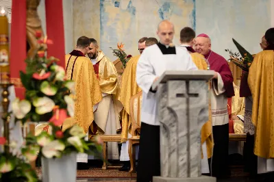 „Na swoje życie i swoje kapłaństwo trzeba popatrzeć w świetle Bożej miłości. Inaczej go nie pojmiemy ani my, ani ci, którzy będą na nas patrzeć” – mówił bp Jan Wątroba podczas Mszy św. z udzieleniem święceń prezbiteratu. 4 czerwca 2022 r. w kościele katedralnym jedenastu diakonów diecezji rzeszowskiej przyjęło sakrament kapłaństwa.
Do grona neoprezbiterów diecezji rzeszowskiej należą: ks. Sebastian Bełz z parafii w Nienadówce, ks. Krzysztof Lampart z parafii w Rudnej Wielkiej, ks. Mateusz Łachmanek z parafii w Lipinkach, ks. Karol Migut z parafii w Jasionce, ks. Marcin Murawski z parafii katedralnej w Rzeszowie, ks. Adrian Pazdan z parafii w Zagorzycach, ks. Tomasz Sienicki z parafii w Bieździedzy, ks. Dominik Świeboda z parafii w Palikówce, ks. Piotr Wąsacz z parafii bł. Władysława Findysza w Rzeszowie, ks. Mateusz Wojtuń z parafii w Święcanach oraz ks. Wiktor Zoła z parafii w Cieklinie.
Mszy św. przewodniczył i święceń udzielił bp Jan Wątroba. Eucharystię koncelebrowało około osiemdziesięciu księży, m.in: przełożeni Wyższego Seminarium Duchownego w Rzeszowie oraz proboszczowie i wikariusze z parafii rodzinnych neoprezbiterów. W Mszy św. uczestniczył abp Edward Nowak, bp Kazimierz Górny i bp Edward Białogłowski.
Zebranych w kościele katedralnym powitał ks. Krzysztof Gołąbek, proboszcz parafii.
W homilii bp Jan Wątroba nawiązał do słów z Ewangelii według św. Jana w których Chrystus tłumaczy co to znaczy być dobrym pasterzem. „Być kapłanem w Kościele Chrystusowym to znaczy mieć udział w Jego pasterskiej misji i stale upodabniać się do Dobrego Pasterza, który zna owce, karmi je, broni i jest gotów oddać życie dla ich dobra” – mówił hierarcha.
Po homilii odbył się obrzędy święceń: przyrzeczenie czci i posłuszeństwa Biskupowi Ordynariuszowi, Litania do Wszystkich Świętych podczas której kandydaci leżeli krzyżem, nałożenie rąk, modlitwa święceń oraz namaszczenie rąk krzyżmem i wręczenie chleba i wina. Podczas Liturgii Eucharystycznej nowo wyświęceni po raz pierwszy wyciągnęli dłonie nad chlebem i winem wypowiadając słowa konsekracji.
Na zakończenie Mszy św. ks. Tomasz Sienicki, podziękował w imieniu nowo wyświęconych wszystkim, którzy przyczynili się do przygotowania ich do kapłaństwa. Słowa wdzięczności, m.in. przełożonym Wyższego Seminarium Duchownego w Rzeszowie i rodzicom neoprezbiterów, wypowiedział bp Jan Wątroba. 
W drodze do zakrystii neoprezbiterzy zatrzymali się przy figurze Matki Bożej Fatimskiej zawierzając swoje kapłaństwo Matce Bożej.
W niedzielę, 5 czerwca, w Uroczystość Zesłania Ducha Świętego, neoprezbiterzy będą sprawować w swoich rodzinnych parafiach uroczyste Msze św. prymicyjne, a w najbliższych tygodniach otrzymają skierowania do parafii.

Fot. ks. Jakub Nagi oraz biala-wrona.pl
