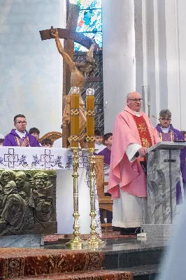 W IV Niedzielę Wielkiego Postu, podczas Mszy Świętej o godz. 12:00, ks. Krzysztof Gołąbek – proboszcz naszej Katedry, przyjął do grona Liturgicznej Służby Ołtarza dziesięciu nowych ministrantów! Po odpowiednim przygotowaniu, pod czujnym okiem ks. Pawła Wójcika oraz animatorów, chłopcy otrzymali stopień ministranta choralisty – po raz pierwszy założyli kołnierzyki i otrzymali legitymacje ministranckie. To wyjątkowy moment i ogromna radość dla naszej wspólnoty! 
Serdecznie gratulujemy chłopcom odwagi oraz życzymy wytrwałości w tej pięknej służbie przy Ołtarzu Pana Jezusa. 
Jeśli chcesz dołączyć do grona ministrantów – serdecznie zapraszamy! Zainteresowanych prosimy o kontakt z ks. Pawłem Wójcikiem.
 fot. Joanna Prasoł