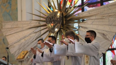 W niedzielę 28.02.2021 r. podczas Mszy Świętej o godz. 12.00 bp Edward Białogłowski udzielił Sakramentu Bierzmowania młodzieży z kl. VIII.  fot. Małgorzata Ryndak