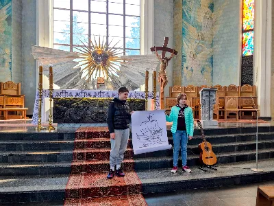 Od środy do piątku (18-20 marca 2026 r.) w Katedrze Rzeszowskiej odbyły się rekolekcje wielkopostne dla dzieci i młodzieży ze Szkoła Podstawowa nr 23 im. Jana Pawła II w Rzeszowie.
Spotkania prowadził ks. Mateusz Mądro - wikariusz z parafii pw. Matki Bożej Różańcowej w Rzeszowie, który dzielił się z uczniami Ewangelią i wartościami duchowego życia.
Składamy serdeczne Bóg zapłać dyrekcji, nauczycielom, opiekunom, uczniom oraz wszystkim, którzy przyczynili się do organizacji tych dni – szczególnie ks. Mateuszowi za jego obecność, świadectwo i serce otwarte na młodych.
