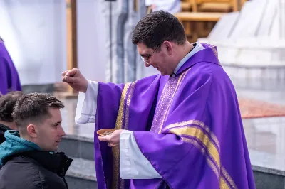 W Środę Popielcową (14 lutego) biskup Jan Wątroba odprawił w katedrze rzeszowskiej Mszę Świętą na rozpoczęcie Wielkiego Postu. Homilię wygłosił ks. dr Paweł Koleśnikowicz, który prowadzi rekolekcje wielkopostne w parafii katedralnej. Podczas Eucharystii odbył się obrzęd posypania głów popiołem. Śpiew podczas liturgii prowadziła Katedralna Schola Liturgiczna. Liturgia była transmitowana przez Radio VIA. fot. Joanna Prasoł