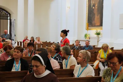 W ostatnią sobotę sierpnia katedralni parafianie pod opieką księdza proboszcza Krzysztofa Gołąbka pielgrzymowali do klasztoru na Świętym Krzyżu oraz Kielc.
Pierwszym punktem był spacer na platformę widokowo-obserwacyjną, gdzie mogliśmy podziwiać jedne z największych gołoborzy w Polsce. Gołoborza łysogórskie tworzą interesujące pola kamieni pośród lasów Puszczy Jodłowej. Nasyceni malowniczymi widokami udaliśmy się do Klasztoru Oblatów, gdzie z przewodnikiem zwiedziliśmy kryptę księcia Jeremiego Wiśniowieckiego, poznaliśmy historię powstawania Klasztoru oraz jego burzliwe dzieje. Zwiedziliśmy muzeum misyjne Ojców Oblatów i dotarliśmy do kaplicy, gdzie znajdują się relikwie drzewa Krzyża Świętego. W skupieniu i refleksji uczestniczyliśmy w modlitwie, błogosławieństwie i ucałowaniu relikwiarza.
Najważniejszym punktem na naszym pielgrzymim szlaku była Msza Święta sprawowana przez księdza proboszcza Krzysztofa Gołąbka w intencjach wszystkich uczestników pielgrzymki. Była ona dla nas szczególnym przeżyciem, ponieważ była odprawiana w Bazylice Mniejszej pw. Trójcy Świętej, sąsiadującej z kaplicą, w której znajduje się cząstka Ziemi Świętej – relikwie Świętego Krzyża. Po Mszy Świętej przyszedł czas na indywidualne zwiedzanie – wykorzystaliśmy go, aby wejść na platformę widokową wieży, skąd rozpościerają się wspaniałe i zachwycające widoki.
Następnie pojechaliśmy do Kielc, gdzie przy słonecznej pogodzie spacerowaliśmy po Rezerwacie Kadzielnia, podziwiając dawny kamieniołom, Skałkę Geologów, Pomnik Dekalogu oraz amfiteatr kielecki.
Z uwagi na wspaniały wystrój i wyjątkowe zabytki Bazyliki Katedralnej Wniebowzięcia Najświętszej Maryi Panny, ta świątynia na długo pozostanie w naszej pamięci. Podziwialiśmy również znajdujący się obok Bazyliki były Pałac Biskupów Krakowskich (obecnie znajduje się tam Muzeum Narodowe) oraz znajdujący się za nim ogród włoski.
Wycieczkę zakończyliśmy spacerem po rynku kieleckim, gdzie mogliśmy zobaczyć wyjątkowe mieszczańskie kamienice sprzed 150 lat.
Czas pielgrzymki był dla wszystkich pielgrzymów dobrze i owocnie spędzonym dniem. Nie zabrakło w nim modlitwy i refleksji, a także zachwytu nad pięknem przyrody i historycznymi zabytkami. Zachęcamy wszystkich do udziału w kolejnych pielgrzymkach.
Agnieszka i Arkadiusz Sowa
fot. Andrzej Kotowicz 