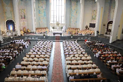 „Eucharystia powinna nas prowadzić do odkrycia kapłańskiej misji Ludu Bożego, kapłańskiej misji każdego z nas” – powiedział Biskup Rzeszowski podczas Mszy Wieczerzy Pańskiej, której przewodniczył w katedrze rzeszowskiej w Wielki Czwartek, 2 kwietnia 2026 r.
Podczas uroczystej liturgii Wielkiego Czwartku w katedrze rzeszowskiej, której przewodniczył bp Jan Wątroba, wierni zostali zaproszeni do refleksji nad tajemnicą Eucharystii, kapłaństwa oraz powołania całego Ludu Bożego do udziału w misji Chrystusa. Na zakończenie homilii biskup zachęcił do szczególnej modlitwy za kapłanów, zwłaszcza tych przeżywających trudności i kryzysy. „Panie Jezu, dobry pasterzu i towarzyszu wędrówki, dziś powierzamy Ci wszystkich kapłanów, ale zwłaszcza tych, którzy przechodzą chwilę kryzysu” – powiedział Biskup Rzeszowski. Wezwał także wspólnotę wiernych do troski o kapłanów poprzez modlitwę, życzliwość i wsparcie.
Wielkoczwartkowa liturgia w katedrze rzeszowskiej stała się nie tylko dziękczynieniem za dar Eucharystii i kapłaństwa, ale także wezwaniem do odnowienia świadomości odpowiedzialności każdego wiernego za życie Kościoła i świadectwo wiary w świecie. fot. ks. Jakub Oczkowicz