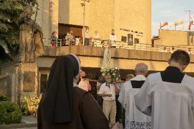 W sobotę 13 czerwca przeżywaliśmy uroczyste Nabożeństwo Fatimskie. Naszym modlitwom przewodniczył ks. Krzysztof Gołąbek - proboszcz naszej Katedry. Homilię wygłosił ks. dr Krzysztof Golas. O godz. 18.40 zostały przedstawione prośby i podziękowania do Matki Bożej Fatimskiej, w intencji których sprawowana była także Msza Święta. Po Mszy Świętej wyruszyła procesja z figurą Matki Bożej. Nabożeństwo zakończył Apel Jasnogórski.  fot. Joanna Prasoł