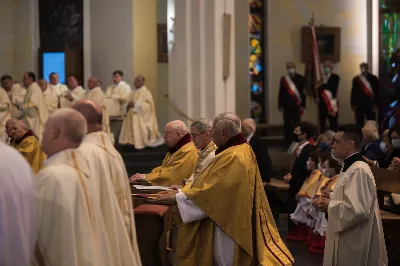 W poniedziałek 18 maja o godz. 18.00 w naszej Katedrze miało miejsce dziękczynienie w stulecie urodzin Karola Wojtyły – św. Jana Pawła II. W tym dniu dziękowaliśmy również i modliliśmy się w intencji naszych Księży Biskupów: Jana – z racji 20. rocznicy sakry biskupiej oraz Kazimierza – z racji 60. rocznicy święceń kapłańskich, a także w intencji naszego Księdza Infułata Stanisława w 60. rocznicę święceń kapłańskich. Eucharystii przewodniczył bp Jan Wątroba. Mszę św. koncelebrowali: bp Kazimierz Górny, bp Edward Białogłowski, infułaci: ks. Stanisław Mac i ks. Wiesław Szurek, księża dziekani oraz duchowni z różnych instytucji diecezji rzeszowskiej.  W Mszy św. uczestniczyły władze państwowe i samorządowe oraz służby mundurowe. fot. Dariusz Kamiński (fotografiarzeszow.com.pl)