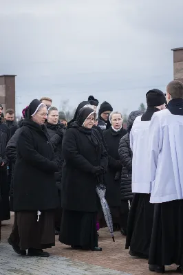 W Wielki Piątek (7 kwietnia) w Parku Papieskim odbyła się Droga Krzyżowa wprowadzająca w przeżywanie Liturgii Męki Pańskiej. Prowadzona była przez wspólnotę Wyższego Seminarium Duchownego w Rzeszowie pod przewodnictwem Biskupa Rzeszowskiego Jana Wątroby. W rozważaniach kolejnych stacji, ks. dr Mateusz Rachwalski, prefekt seminarium, zachęcał do życia zgodnie z nauką wypływającą z krzyża Chrystusowego.
fot. Małgorzata Ryndak