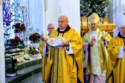 Pasterce w naszej Katedrze przewodniczył Ks. Bp Edward Białogłowski. Czuwanie przed Pasterką prowadziła młodzież z Oazy.
fot. Andrzej Kotowicz