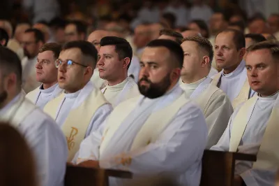 „Eucharystia powinna nas prowadzić do odkrycia kapłańskiej misji Ludu Bożego, kapłańskiej misji każdego z nas” – powiedział Biskup Rzeszowski podczas Mszy Wieczerzy Pańskiej, której przewodniczył w katedrze rzeszowskiej w Wielki Czwartek, 2 kwietnia 2026 r.
Podczas uroczystej liturgii Wielkiego Czwartku w katedrze rzeszowskiej, której przewodniczył bp Jan Wątroba, wierni zostali zaproszeni do refleksji nad tajemnicą Eucharystii, kapłaństwa oraz powołania całego Ludu Bożego do udziału w misji Chrystusa. Na zakończenie homilii biskup zachęcił do szczególnej modlitwy za kapłanów, zwłaszcza tych przeżywających trudności i kryzysy. „Panie Jezu, dobry pasterzu i towarzyszu wędrówki, dziś powierzamy Ci wszystkich kapłanów, ale zwłaszcza tych, którzy przechodzą chwilę kryzysu” – powiedział Biskup Rzeszowski. Wezwał także wspólnotę wiernych do troski o kapłanów poprzez modlitwę, życzliwość i wsparcie.
Wielkoczwartkowa liturgia w katedrze rzeszowskiej stała się nie tylko dziękczynieniem za dar Eucharystii i kapłaństwa, ale także wezwaniem do odnowienia świadomości odpowiedzialności każdego wiernego za życie Kościoła i świadectwo wiary w świecie. fot. ks. Jakub Oczkowicz
