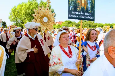 W niedzielę 25.08.2019 r. przy Katedrze Rzeszowskiej odbyły się Dożynki Diecezjalne. Do Parku Papieskiego przyjechało 73 delegacje z wieńcami dożynkowymi. fot. Andrzej Kotowicz