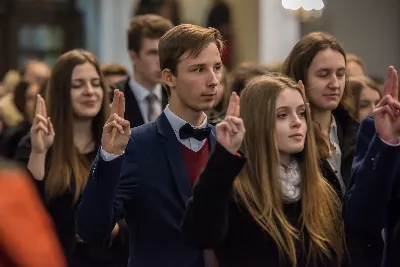 Uroczystość Chrystusa Króla to także święto Akcji Katolickiej i KSM-u. Centralnej uroczystości w Katedrze przewodniczył biskup diecezjalny Jan Wątroba. Eucharystię koncelebrowało 25 księży, wśród nich ks. Stanisław Potera – asystent diecezjalny AK i ks. Tomasz Ryczek – asystent diecezjalny KSM. Po wyznaniu wiary 88 młodych osób złożyło przyrzeczenie Katolickiego Stowarzyszenia Młodzieży. Obrzęd przyrzeczenia prowadził Paweł Grodzki – prezes KSM Diecezji Rzeszowskiej. Ceremonia zakończyła się odśpiewaniem hymnu KSM i zawołaniem: „Przez cnotę, naukę i pracę, służyć Bogu i Ojczyźnie, Gotów!”

Po Komunii św. bp Jan Wątroba, razem z ks. Stanisławem Poterą, wręczył nominacje 20 nowym prezesom oddziałów parafialnych Akcji Katolickiej. Krótkie przemówienia wypowiedzieli kolejno: Jeremi Kalkowski – prezes Zarządu Diecezjalnego Instytutu AK i Paweł Grodzki.

Po Komunii św. wszyscy zebrani uklękli przed Najświętszym Sakramentem. Biskup Ordynariusz odczytał Jubileuszowy Akt Przyjęcia Jezusa Chrystusa za Króla i Pana.

Po Mszy św. bp Jan Wątroba wręczył odznaki i legitymacje nowym członkom KSM.

fot. Fotografiarzeszow