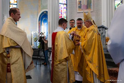 W Wielki Czwartek o godz. 10.00 w naszej Katedrze bp Jan Wątroba przewodniczył Mszy Krzyżma. Jest ona wyrazem jedności i wspólnoty duchowieństwa diecezji. Podczas tej Mszy Świętej biskup poświęcił olej chorych, katechumenów oraz olej krzyżma. Księża koncelebrujący z biskupem Eucharystię odnowili przyrzeczenia kapłańskie. W koncelebrze wzięli udział bp Kazimierz Górny, bp Edward Białogłowski oraz ponad 200 kapłanów z całej diecezji. W Eucharystii wzięli również udział licznie zebrani ministranci, lektorzy, animatorzy, ceremoniarze, członkowie scholi parafialnych i dziewczęcej służby maryjnej. Podczas Mszy Świętej zaśpiewał chór męski pod dyrekcją ks. Andrzeja Widaka. Przy organach zasiadł ks. Julian Wybraniec. fot. Piotr Szorc