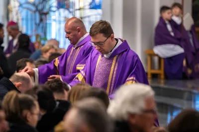 W środę popielcową (22.02.) biskup Jan Wątroba odprawił w katedrze rzeszowskiej Mszę Świętą na rozpoczęcie Wielkiego Postu. Homilię wygłosił ks. Sławomir Jeziorski, który prowadzi rekolekcje wielkopostne w parafii katedralnej. Podczas Eucharystii odbył się obrzęd posypania głów popiołem. Śpiew podczas liturgii prowadziła Katedralna Schola Liturgiczna. Liturgia była transmitowana przez Radio VIA.
fot. Joanna Prasoł