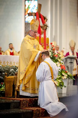 „Na swoje życie i swoje kapłaństwo trzeba popatrzeć w świetle Bożej miłości. Inaczej go nie pojmiemy ani my, ani ci, którzy będą na nas patrzeć” – mówił bp Jan Wątroba podczas Mszy św. z udzieleniem święceń prezbiteratu. 4 czerwca 2022 r. w kościele katedralnym jedenastu diakonów diecezji rzeszowskiej przyjęło sakrament kapłaństwa.
Do grona neoprezbiterów diecezji rzeszowskiej należą: ks. Sebastian Bełz z parafii w Nienadówce, ks. Krzysztof Lampart z parafii w Rudnej Wielkiej, ks. Mateusz Łachmanek z parafii w Lipinkach, ks. Karol Migut z parafii w Jasionce, ks. Marcin Murawski z parafii katedralnej w Rzeszowie, ks. Adrian Pazdan z parafii w Zagorzycach, ks. Tomasz Sienicki z parafii w Bieździedzy, ks. Dominik Świeboda z parafii w Palikówce, ks. Piotr Wąsacz z parafii bł. Władysława Findysza w Rzeszowie, ks. Mateusz Wojtuń z parafii w Święcanach oraz ks. Wiktor Zoła z parafii w Cieklinie.
Mszy św. przewodniczył i święceń udzielił bp Jan Wątroba. Eucharystię koncelebrowało około osiemdziesięciu księży, m.in: przełożeni Wyższego Seminarium Duchownego w Rzeszowie oraz proboszczowie i wikariusze z parafii rodzinnych neoprezbiterów. W Mszy św. uczestniczył abp Edward Nowak, bp Kazimierz Górny i bp Edward Białogłowski.
Zebranych w kościele katedralnym powitał ks. Krzysztof Gołąbek, proboszcz parafii.
W homilii bp Jan Wątroba nawiązał do słów z Ewangelii według św. Jana w których Chrystus tłumaczy co to znaczy być dobrym pasterzem. „Być kapłanem w Kościele Chrystusowym to znaczy mieć udział w Jego pasterskiej misji i stale upodabniać się do Dobrego Pasterza, który zna owce, karmi je, broni i jest gotów oddać życie dla ich dobra” – mówił hierarcha.
Po homilii odbył się obrzędy święceń: przyrzeczenie czci i posłuszeństwa Biskupowi Ordynariuszowi, Litania do Wszystkich Świętych podczas której kandydaci leżeli krzyżem, nałożenie rąk, modlitwa święceń oraz namaszczenie rąk krzyżmem i wręczenie chleba i wina. Podczas Liturgii Eucharystycznej nowo wyświęceni po raz pierwszy wyciągnęli dłonie nad chlebem i winem wypowiadając słowa konsekracji.
Na zakończenie Mszy św. ks. Tomasz Sienicki, podziękował w imieniu nowo wyświęconych wszystkim, którzy przyczynili się do przygotowania ich do kapłaństwa. Słowa wdzięczności, m.in. przełożonym Wyższego Seminarium Duchownego w Rzeszowie i rodzicom neoprezbiterów, wypowiedział bp Jan Wątroba. 
W drodze do zakrystii neoprezbiterzy zatrzymali się przy figurze Matki Bożej Fatimskiej zawierzając swoje kapłaństwo Matce Bożej.
W niedzielę, 5 czerwca, w Uroczystość Zesłania Ducha Świętego, neoprezbiterzy będą sprawować w swoich rodzinnych parafiach uroczyste Msze św. prymicyjne, a w najbliższych tygodniach otrzymają skierowania do parafii.

Fot. ks. Jakub Nagi oraz biala-wrona.pl
