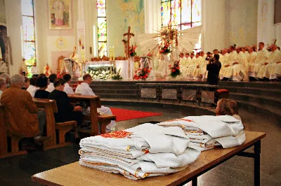 Z pomocą Pana Boga i naszego Zbawiciela, Jezusa Chrystusa, wybieramy tych naszych braci do stanu prezbiteratu”. Tymi słowami, zawartymi w obrzędach święceń, 26 maja br. bp Kazimierz Górny przyjął do grona kapłanów siedemnastu diakonów z Wyższego Seminarium Duchownego w Rzeszowie.
Uroczystą Mszę św. z udzieleniem sakramentu święceń koncelebrowało 110 kapłanów. W homilii Ksiądz Biskup spośród wielu cech, którymi powinien odznaczać się kapłan, wyróżnił wierność Chrystusowi. Odniósł się do obecnych realiów, w których przyjdzie posługiwać neoprezbiterom, a wobec nowych wymagań współczesności, Ksiądz Biskup postawił im za wzór postacie św. Józefa Sebastiana Pelczara oraz błogosławionych kapłanów pochodzących z terenu naszej diecezji: Jana Balickiego, Władysława Findysza, Romana Sitko i Józefa Kowalskiego.
Obrzędy święceń rozpoczęły się po homilii. Najpierw diakoni złożyli przyrzeczenie czci i posłuszeństwa wobec biskupa i jego następców. Następnie wszyscy zgromadzeni, śpiewając Litanię do Wszystkich Świętych, prosili o wylanie Ducha Świętego na kandydatów do prezbiteratu, którzy w tym momencie modlili się leżąc krzyżem. Kluczowym momentem liturgii święceń było nałożenie rąk na głowy diakonów przez Księdza Biskupa i prezbiterów oraz odmówienie modlitwy konsekracyjnej. Od tej chwili diecezja rzeszowska wzbogaciła się o nowych siedemnastu kapłanów, którzy po raz pierwszy celebrowali Eucharystię ze swoim biskupem. Po jej zakończeniu, powierzyli całe swoje kapłańskie życie opiece Maryi - Matce kapłanów.
Dzień święceń kapłańskich jest uroczystością dla całej diecezji. Bowiem tych siedemnastu nowych księży, którzy poświęcili całe swoje życie na ofiarną służbę Bogu, Kościołowi i Ojczyźnie, stanowi wyjątkowo radosny prezent nie tylko dla ich Matek, które obchodziły tego dnia swoje święto, ale są oni darem dla całego Kościoła i diecezji rzeszowskiej, w której będą posługiwać. Neoprezbiterzy pod koniec czerwca otrzymają skierowanie na zastępstwa w parafiach diecezji, a od końca sierpnia rozpoczną pracę jako wikariusze na swoich pierwszych placówkach.

Święcenia przyjęli:

ks. Grzegorz Białoń z Małastowa
ks. Wojciech Chrostowski z Gorlic (Fara)
ks. Mirosław Dziadosz z Jasła (Chrystus Król)
ks. Paweł Gąsior z Rożnowic
ks. Mirosław Głowacki z Chmielowa (diec. sandomierska)
ks. Damian Jacek z Czudca
ks. Mirosław Kardaś ze Strzyżowa (św. J. S. Pelczara)
ks. Tomasz Kołodziej z Trzebosi
ks. Filip Mikuła z Rzeszowa (Katedra)
ks. Mateusz Mycek z Sędziszowa Małopolskiego (Fara)
ks. Marcin Pokrywka z Przeworska (Ojcowie Bernardyni, diec. przemyska)
ks. Nikodem Rybczyk z Gorlic (Fara)
ks. Tomasz Ryczek z Turzy (diec. tarnowska)
ks. Paweł Sikora z Rzeszowa (Zwięczyca - św. Józefa)
ks. Krzysztof Wilczkiewicz z Gorlic (Glinik)
ks. Tomasz Wójcik z Niewodnej
ks. Julian Wybraniec z Rzeszowa (św. Rocha)