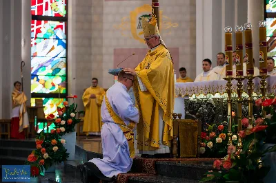 27 maja 2023 r. w Katedrze Rzeszowskiej sześciu diakonów naszej diecezji przyjęło sakrament kapłaństwa.
Do grona neoprezbiterów diecezji rzeszowskiej należą: ks. Mikołaj Czurczak z parafii pw. Znalezienia Krzyża Świętego w Niebylcu, ks. Sebastian Drzał z parafii pw. Miłosierdzia Bożego w Łukawcu, ks. Damian Knapik z parafii pw. Najświętszego Serca Pana Jezusa w Pagorzynie, ks. Michał Mycek z parafii pw. Narodzenia Najświętszej Maryi Panny w Sędziszowie Małopolskim, ks. Jakub Ochoński z parafii pw. Św. Michała Archanioła w Rzeszowie, ks. Rafał Szpunar z parafii pw. Św. Stanisława Kostki w Jasionce.
Mszy św. przewodniczył i święceń udzielił biskup Jan Wątroba. Eucharystię koncelebrowało około 70 księży, m.in: przełożeni Wyższego Seminarium Duchownego w Rzeszowie oraz proboszczowie i wikariusze z parafii rodzinnych neoprezbiterów. W Eucharystii uczestniczył arcybiskup Edward Nowak, biskup Kazimierz Górny i biskup Edward Białogłowski.
W niedzielę, 28 maja, w Uroczystość Zesłania Ducha Świętego, neoprezbiterzy będą sprawować w swoich rodzinnych parafiach uroczyste Msze św. prymicyjne, a w najbliższych tygodniach otrzymają skierowania do parafii. 
fot. Piotr Szorc