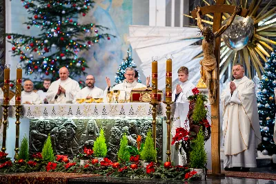 „Nasza wdzięczność jest szczególna wobec osób konsekrowanych za ich czytelne świadectwo wiary i za to, że żyjąc wiarą na co dzień ukazują chrystusowy styl życia” – mówił biskup Jan Wątroba podczas Mszy św. w katedrze rzeszowskiej w święto Ofiarowania Pańskiego. W Eucharystii, z okazji swojego święta patronalnego, uczestniczyły osoby konsekrowane posługujące w diecezji rzeszowskiej.
Mszy św. w katedrze rzeszowskiej przewodniczył bp Jan Wątroba, który modlił się w intencji osób konsekrowanych, przeżywających w święto Ofiarowania Pańskiego (02.02.) swoje święto patronalne. Eucharystię koncelebrował ks. Stanisław Kamiński, wikariusz biskupi ds. zakonnych, a także 9 kapłanów.
Na początku Mszy św. ks. Stanisław Kamiński powitał zebranych i wprowadził w przeżywaną liturgię. Następnie odbył się obrzęd błogosławieństwa świec i procesja z dolnego kościoła do głównej części katedry rzeszowskiej
Homilię wygłosił bp Jan Wątroba, który w pierwszej części, odnosząc się do przeżywanego święta, nawiązał do postawy Matki Najświętszej i św. Józefa. „Maryja uczy nas, że wierność Bogu oznacza wypełnianie prawa Bożego. Ona wypełniła wszystko bez wyjątku. Choć sama nie potrzebowała oczyszczenia, pozostała jednak posłuszna prawu. Skromna, prosta, uboga kobieta, poddana Bogu. W postawie Maryi i Józefa można dostrzec piękną lekcję dla rodziców i wychowawców. Rodzice powinni przedstawiać, czyli zawierzać swoje dzieci Panu Bogu. To jest gest wdzięczności wobec Stwórcy, a także znak wielkiej pokory wobec niełatwej misji rodzicielskiej i wychowawczej. Pełny rozwój człowieka dokonuje się dzięki Bożej łasce, a rodzice powinni się czuć narzędziem Bożej łaski, dlatego powinni często błogosławić swoje dzieci, modlić się za nie i z nimi oraz wciąż na nowo zawierzać je Panu Bogu” – mówił bp Wątroba.
Biskup Rzeszowski odnosząc się do obchodzonego Dnia życia konsekrowanego powiedział: „Trzy elementy wspólnoty: słowo, wierność i otwarcie na Ducha Świętego stanowią istotę życia każdej osoby konsekrowanej. Rozważać słowo Boże, trwać wiernie na modlitwie i być otwartym na to, co Duch Święty chce nam powiedzieć, to wypełnić powołanie do życia konsekrowanego, a jednocześnie wyznać wiarę w Kościół Chrystusowy. Nasza wdzięczność jest szczególna wobec osób konsekrowanych za ich czytelne świadectwo wiary i za to, że żyjąc wiarą na co dzień ukazują chrystusowy styl życia. Towarzyszą nam przez swoją pełną zatroskania miłosierną obecność, ale także przez milczącą obecność przepełnioną modlitwą w intencjach Kościoła, świata, a także poszczególnych osób i wspólnot”.
Po homilii osoby konsekrowane zgromadzone w katedrze odnowiły swoje przyrzeczenia.
Na zakończenie liturgii s. Agata Jakieła CSFN, referentka diecezjalna ds. życia konsekrowanego, podziękowała bp. Janowi Wątrobie za przewodniczenie liturgii i modlitwę w intencji osób życia konsekrowanego.
W Eucharystii w rzeszowskiej katedrze uczestniczyło prawie 100 osób życia konsekrowanego, a pośród nich ojcowie i bracia zakonni, siostry zakonne, wdowy i dziewice konsekrowane oraz członkowie instytutów świeckich. Śpiewy podczas liturgii wykonała Katedralna Schola Liturgiczna pod dyrekcją ks. Juliana Wybrańca, a przy organach zasiadł katedralny organista – Wiesław Siewierski. 

fot. Jola Warchoł