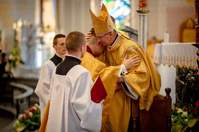 „Na swoje życie i swoje kapłaństwo trzeba popatrzeć w świetle Bożej miłości. Inaczej go nie pojmiemy ani my, ani ci, którzy będą na nas patrzeć” – mówił bp Jan Wątroba podczas Mszy św. z udzieleniem święceń prezbiteratu. 4 czerwca 2022 r. w kościele katedralnym jedenastu diakonów diecezji rzeszowskiej przyjęło sakrament kapłaństwa.
Do grona neoprezbiterów diecezji rzeszowskiej należą: ks. Sebastian Bełz z parafii w Nienadówce, ks. Krzysztof Lampart z parafii w Rudnej Wielkiej, ks. Mateusz Łachmanek z parafii w Lipinkach, ks. Karol Migut z parafii w Jasionce, ks. Marcin Murawski z parafii katedralnej w Rzeszowie, ks. Adrian Pazdan z parafii w Zagorzycach, ks. Tomasz Sienicki z parafii w Bieździedzy, ks. Dominik Świeboda z parafii w Palikówce, ks. Piotr Wąsacz z parafii bł. Władysława Findysza w Rzeszowie, ks. Mateusz Wojtuń z parafii w Święcanach oraz ks. Wiktor Zoła z parafii w Cieklinie.
Mszy św. przewodniczył i święceń udzielił bp Jan Wątroba. Eucharystię koncelebrowało około osiemdziesięciu księży, m.in: przełożeni Wyższego Seminarium Duchownego w Rzeszowie oraz proboszczowie i wikariusze z parafii rodzinnych neoprezbiterów. W Mszy św. uczestniczył abp Edward Nowak, bp Kazimierz Górny i bp Edward Białogłowski.
Zebranych w kościele katedralnym powitał ks. Krzysztof Gołąbek, proboszcz parafii.
W homilii bp Jan Wątroba nawiązał do słów z Ewangelii według św. Jana w których Chrystus tłumaczy co to znaczy być dobrym pasterzem. „Być kapłanem w Kościele Chrystusowym to znaczy mieć udział w Jego pasterskiej misji i stale upodabniać się do Dobrego Pasterza, który zna owce, karmi je, broni i jest gotów oddać życie dla ich dobra” – mówił hierarcha.
Po homilii odbył się obrzędy święceń: przyrzeczenie czci i posłuszeństwa Biskupowi Ordynariuszowi, Litania do Wszystkich Świętych podczas której kandydaci leżeli krzyżem, nałożenie rąk, modlitwa święceń oraz namaszczenie rąk krzyżmem i wręczenie chleba i wina. Podczas Liturgii Eucharystycznej nowo wyświęceni po raz pierwszy wyciągnęli dłonie nad chlebem i winem wypowiadając słowa konsekracji.
Na zakończenie Mszy św. ks. Tomasz Sienicki, podziękował w imieniu nowo wyświęconych wszystkim, którzy przyczynili się do przygotowania ich do kapłaństwa. Słowa wdzięczności, m.in. przełożonym Wyższego Seminarium Duchownego w Rzeszowie i rodzicom neoprezbiterów, wypowiedział bp Jan Wątroba. 
W drodze do zakrystii neoprezbiterzy zatrzymali się przy figurze Matki Bożej Fatimskiej zawierzając swoje kapłaństwo Matce Bożej.
W niedzielę, 5 czerwca, w Uroczystość Zesłania Ducha Świętego, neoprezbiterzy będą sprawować w swoich rodzinnych parafiach uroczyste Msze św. prymicyjne, a w najbliższych tygodniach otrzymają skierowania do parafii.

Fot. ks. Jakub Nagi oraz biala-wrona.pl
