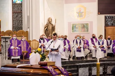 W czwartek 5 listopada o godz. 11.00 Mszą Świętą pogrzebową pożegnaliśmy śp. ks. inf. Stanisława Maca - pierwszego proboszcza i budowniczego Rzeszowskiej Katedry, byłego prepozyta Kapituły Katedralnej i długoletniego dziekana dekanatu Rzeszów – Katedra.  Mszy Świętej przewodniczył bp Jan Wątroba, homilię wygłosił ks. Stanisław Potera. W koncelebrze uczestniczył bp Stanisław Jamrozek - biskup pomocniczy przemyski i ok. 50 księży. fot. Dariusz Kamiński Fotografiarzeszow