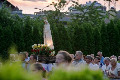 W czwartek 13 czerwca przeżywaliśmy uroczyste Nabożeństwo Fatimskie. Naszym modlitwom przewodniczył ks. Tadeusz Pindara. Kazanie wygłosił ks. Paweł Blat. O godz. 18.40 zostały przedstawione prośby i podziękowania do Matki Bożej Fatimskiej, w intencji których sprawowana była także Msza Święta. Po Mszy Świętej wyruszyła procesja z figurą Matki Bożej i relikwiami świętych Dzieci Fatimskich. Nabożeństwo zakończył Apel Jasnogórski. Dziękujemy parafii pw. Matki Bożej Częstochowskiej (Drabinianka) w Rzeszowie za przygotowanie liturgii oraz parafii pw. Miłosierdzia Bożego (Biała) za prowadzenie modlitwy różańcowej. fot. Joanna Prasoł 