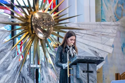 W III niedzielę Wielkiego Postu, 3 marca, podczas Mszy Świętej o godz. 12.00 ks. Krzysztof Gołąbek - proboszcz naszej Katedry, przyjął do grona Liturgicznej Służby Ołtarza dwunastu chłopców. Po odpowiednim przygotowaniu, pod czujnym okiem ks. Pawła Wójcika – opiekuna ministrantów oraz ceremoniarza Rafała Waszczaka i animatorów-praktykantów, otrzymali stopień ministranta choralisty, po raz pierwszy mogli ubrać kołnierzyki, a także otrzymali legitymacje ministranckie. To wielka radość dla naszej parafii. Gratulujemy chłopcom odwagi oraz życzymy wytrwałości w tym pięknym powołaniu, jakim jest służba przy Ołtarzu Pana Jezusa. Podczas Mszy Świętej zaśpiewała Dziewczęca Schola Katedralna.
Zapraszamy wszystkich chętnych chłopców do wstąpienia w szeregi katedralnej Liturgicznej Służby Ołtarza. Zainteresowanych prosimy o kontakt z ks. Pawłem Wójcikiem.
Rafał Waszczak
fot. Joanna Prasoł