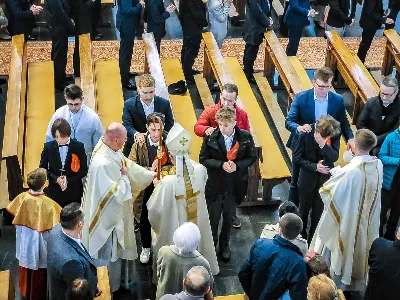 W sobotnie południe 67 naszych młodych parafian przyjęło sakrament bierzmowania. Po dwóch latach przygotowań wyrazili przed bpem Janem Wątrobą swoje pragnienie świadczenia o wierze i życia według jej zasad. Jako motto ich wzrostu w dojrzałości chrześcijańskiej Ksiądz Biskup zaproponował słowa św. Piotra: "Trzeba słuchać bardziej Boga niż ludzi".
Fot. Piotr Reszko i Katarzyna Franiszyn-Luciano