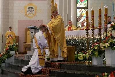 „Na swoje życie i swoje kapłaństwo trzeba popatrzeć w świetle Bożej miłości. Inaczej go nie pojmiemy ani my, ani ci, którzy będą na nas patrzeć” – mówił bp Jan Wątroba podczas Mszy św. z udzieleniem święceń prezbiteratu. 4 czerwca 2022 r. w kościele katedralnym jedenastu diakonów diecezji rzeszowskiej przyjęło sakrament kapłaństwa.
Do grona neoprezbiterów diecezji rzeszowskiej należą: ks. Sebastian Bełz z parafii w Nienadówce, ks. Krzysztof Lampart z parafii w Rudnej Wielkiej, ks. Mateusz Łachmanek z parafii w Lipinkach, ks. Karol Migut z parafii w Jasionce, ks. Marcin Murawski z parafii katedralnej w Rzeszowie, ks. Adrian Pazdan z parafii w Zagorzycach, ks. Tomasz Sienicki z parafii w Bieździedzy, ks. Dominik Świeboda z parafii w Palikówce, ks. Piotr Wąsacz z parafii bł. Władysława Findysza w Rzeszowie, ks. Mateusz Wojtuń z parafii w Święcanach oraz ks. Wiktor Zoła z parafii w Cieklinie.
Mszy św. przewodniczył i święceń udzielił bp Jan Wątroba. Eucharystię koncelebrowało około osiemdziesięciu księży, m.in: przełożeni Wyższego Seminarium Duchownego w Rzeszowie oraz proboszczowie i wikariusze z parafii rodzinnych neoprezbiterów. W Mszy św. uczestniczył abp Edward Nowak, bp Kazimierz Górny i bp Edward Białogłowski.
Zebranych w kościele katedralnym powitał ks. Krzysztof Gołąbek, proboszcz parafii.
W homilii bp Jan Wątroba nawiązał do słów z Ewangelii według św. Jana w których Chrystus tłumaczy co to znaczy być dobrym pasterzem. „Być kapłanem w Kościele Chrystusowym to znaczy mieć udział w Jego pasterskiej misji i stale upodabniać się do Dobrego Pasterza, który zna owce, karmi je, broni i jest gotów oddać życie dla ich dobra” – mówił hierarcha.
Po homilii odbył się obrzędy święceń: przyrzeczenie czci i posłuszeństwa Biskupowi Ordynariuszowi, Litania do Wszystkich Świętych podczas której kandydaci leżeli krzyżem, nałożenie rąk, modlitwa święceń oraz namaszczenie rąk krzyżmem i wręczenie chleba i wina. Podczas Liturgii Eucharystycznej nowo wyświęceni po raz pierwszy wyciągnęli dłonie nad chlebem i winem wypowiadając słowa konsekracji.
Na zakończenie Mszy św. ks. Tomasz Sienicki, podziękował w imieniu nowo wyświęconych wszystkim, którzy przyczynili się do przygotowania ich do kapłaństwa. Słowa wdzięczności, m.in. przełożonym Wyższego Seminarium Duchownego w Rzeszowie i rodzicom neoprezbiterów, wypowiedział bp Jan Wątroba. 
W drodze do zakrystii neoprezbiterzy zatrzymali się przy figurze Matki Bożej Fatimskiej zawierzając swoje kapłaństwo Matce Bożej.
W niedzielę, 5 czerwca, w Uroczystość Zesłania Ducha Świętego, neoprezbiterzy będą sprawować w swoich rodzinnych parafiach uroczyste Msze św. prymicyjne, a w najbliższych tygodniach otrzymają skierowania do parafii.

Fot. ks. Jakub Nagi oraz biala-wrona.pl
