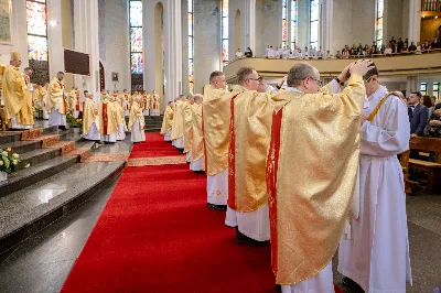 „Na swoje życie i swoje kapłaństwo trzeba popatrzeć w świetle Bożej miłości. Inaczej go nie pojmiemy ani my, ani ci, którzy będą na nas patrzeć” – mówił bp Jan Wątroba podczas Mszy św. z udzieleniem święceń prezbiteratu. 4 czerwca 2022 r. w kościele katedralnym jedenastu diakonów diecezji rzeszowskiej przyjęło sakrament kapłaństwa.
Do grona neoprezbiterów diecezji rzeszowskiej należą: ks. Sebastian Bełz z parafii w Nienadówce, ks. Krzysztof Lampart z parafii w Rudnej Wielkiej, ks. Mateusz Łachmanek z parafii w Lipinkach, ks. Karol Migut z parafii w Jasionce, ks. Marcin Murawski z parafii katedralnej w Rzeszowie, ks. Adrian Pazdan z parafii w Zagorzycach, ks. Tomasz Sienicki z parafii w Bieździedzy, ks. Dominik Świeboda z parafii w Palikówce, ks. Piotr Wąsacz z parafii bł. Władysława Findysza w Rzeszowie, ks. Mateusz Wojtuń z parafii w Święcanach oraz ks. Wiktor Zoła z parafii w Cieklinie.
Mszy św. przewodniczył i święceń udzielił bp Jan Wątroba. Eucharystię koncelebrowało około osiemdziesięciu księży, m.in: przełożeni Wyższego Seminarium Duchownego w Rzeszowie oraz proboszczowie i wikariusze z parafii rodzinnych neoprezbiterów. W Mszy św. uczestniczył abp Edward Nowak, bp Kazimierz Górny i bp Edward Białogłowski.
Zebranych w kościele katedralnym powitał ks. Krzysztof Gołąbek, proboszcz parafii.
W homilii bp Jan Wątroba nawiązał do słów z Ewangelii według św. Jana w których Chrystus tłumaczy co to znaczy być dobrym pasterzem. „Być kapłanem w Kościele Chrystusowym to znaczy mieć udział w Jego pasterskiej misji i stale upodabniać się do Dobrego Pasterza, który zna owce, karmi je, broni i jest gotów oddać życie dla ich dobra” – mówił hierarcha.
Po homilii odbył się obrzędy święceń: przyrzeczenie czci i posłuszeństwa Biskupowi Ordynariuszowi, Litania do Wszystkich Świętych podczas której kandydaci leżeli krzyżem, nałożenie rąk, modlitwa święceń oraz namaszczenie rąk krzyżmem i wręczenie chleba i wina. Podczas Liturgii Eucharystycznej nowo wyświęceni po raz pierwszy wyciągnęli dłonie nad chlebem i winem wypowiadając słowa konsekracji.
Na zakończenie Mszy św. ks. Tomasz Sienicki, podziękował w imieniu nowo wyświęconych wszystkim, którzy przyczynili się do przygotowania ich do kapłaństwa. Słowa wdzięczności, m.in. przełożonym Wyższego Seminarium Duchownego w Rzeszowie i rodzicom neoprezbiterów, wypowiedział bp Jan Wątroba. 
W drodze do zakrystii neoprezbiterzy zatrzymali się przy figurze Matki Bożej Fatimskiej zawierzając swoje kapłaństwo Matce Bożej.
W niedzielę, 5 czerwca, w Uroczystość Zesłania Ducha Świętego, neoprezbiterzy będą sprawować w swoich rodzinnych parafiach uroczyste Msze św. prymicyjne, a w najbliższych tygodniach otrzymają skierowania do parafii.

Fot. ks. Jakub Nagi oraz biala-wrona.pl
