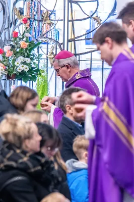 W Środę Popielcową (14 lutego) biskup Jan Wątroba odprawił w katedrze rzeszowskiej Mszę Świętą na rozpoczęcie Wielkiego Postu. Homilię wygłosił ks. dr Paweł Koleśnikowicz, który prowadzi rekolekcje wielkopostne w parafii katedralnej. Podczas Eucharystii odbył się obrzęd posypania głów popiołem. Śpiew podczas liturgii prowadziła Katedralna Schola Liturgiczna. Liturgia była transmitowana przez Radio VIA. fot. Joanna Prasoł