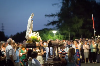 W piątek 13 sierpnia przeżywaliśmy kolejne w tym roku Nabożeństwo Fatimskie. O godz. 18.40 zostały przedstawione prośby i podziękowania do Matki Bożej Fatimskiej, w intencji których sprawowana była także Msza Święta. Eucharystii przewodniczył ks. Piotr Fortuna (proboszcz parafii Rzeszów-Matysówka), homilię zaś wygłosił ks. Jan Pyziak (proboszcz parafii Rzeszów-Matysówka w latach 1985-2018). Po Mszy Świętej wyruszyła procesja z figurą Matki Bożej, podczas której modlitwę różańcową prowadzili przedstawiciele parafii Rzeszów-Zalesie wraz ze swoim duszpasterzem ks. Marcinem Jaraczem. Modlitwę ubogaciła obecność Orkiestry Dętej pod dyrekcją Tadeusza Cielaka. Nabożeństwo zakończył Apel Jasnogórski. fot. Małgorzata Ryndak