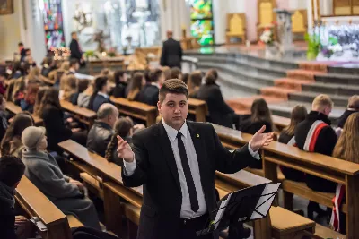 Uroczystość Chrystusa Króla to także święto Akcji Katolickiej i KSM-u. Centralnej uroczystości w Katedrze przewodniczył biskup diecezjalny Jan Wątroba. Eucharystię koncelebrowało 25 księży, wśród nich ks. Stanisław Potera – asystent diecezjalny AK i ks. Tomasz Ryczek – asystent diecezjalny KSM. Po wyznaniu wiary 88 młodych osób złożyło przyrzeczenie Katolickiego Stowarzyszenia Młodzieży. Obrzęd przyrzeczenia prowadził Paweł Grodzki – prezes KSM Diecezji Rzeszowskiej. Ceremonia zakończyła się odśpiewaniem hymnu KSM i zawołaniem: „Przez cnotę, naukę i pracę, służyć Bogu i Ojczyźnie, Gotów!”

Po Komunii św. bp Jan Wątroba, razem z ks. Stanisławem Poterą, wręczył nominacje 20 nowym prezesom oddziałów parafialnych Akcji Katolickiej. Krótkie przemówienia wypowiedzieli kolejno: Jeremi Kalkowski – prezes Zarządu Diecezjalnego Instytutu AK i Paweł Grodzki.

Po Komunii św. wszyscy zebrani uklękli przed Najświętszym Sakramentem. Biskup Ordynariusz odczytał Jubileuszowy Akt Przyjęcia Jezusa Chrystusa za Króla i Pana.

Po Mszy św. bp Jan Wątroba wręczył odznaki i legitymacje nowym członkom KSM.

fot. Fotografiarzeszow