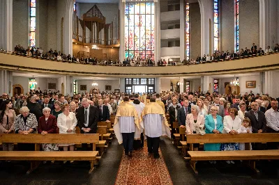 „Na swoje życie i swoje kapłaństwo trzeba popatrzeć w świetle Bożej miłości. Inaczej go nie pojmiemy ani my, ani ci, którzy będą na nas patrzeć” – mówił bp Jan Wątroba podczas Mszy św. z udzieleniem święceń prezbiteratu. 4 czerwca 2022 r. w kościele katedralnym jedenastu diakonów diecezji rzeszowskiej przyjęło sakrament kapłaństwa.
Do grona neoprezbiterów diecezji rzeszowskiej należą: ks. Sebastian Bełz z parafii w Nienadówce, ks. Krzysztof Lampart z parafii w Rudnej Wielkiej, ks. Mateusz Łachmanek z parafii w Lipinkach, ks. Karol Migut z parafii w Jasionce, ks. Marcin Murawski z parafii katedralnej w Rzeszowie, ks. Adrian Pazdan z parafii w Zagorzycach, ks. Tomasz Sienicki z parafii w Bieździedzy, ks. Dominik Świeboda z parafii w Palikówce, ks. Piotr Wąsacz z parafii bł. Władysława Findysza w Rzeszowie, ks. Mateusz Wojtuń z parafii w Święcanach oraz ks. Wiktor Zoła z parafii w Cieklinie.
Mszy św. przewodniczył i święceń udzielił bp Jan Wątroba. Eucharystię koncelebrowało około osiemdziesięciu księży, m.in: przełożeni Wyższego Seminarium Duchownego w Rzeszowie oraz proboszczowie i wikariusze z parafii rodzinnych neoprezbiterów. W Mszy św. uczestniczył abp Edward Nowak, bp Kazimierz Górny i bp Edward Białogłowski.
Zebranych w kościele katedralnym powitał ks. Krzysztof Gołąbek, proboszcz parafii.
W homilii bp Jan Wątroba nawiązał do słów z Ewangelii według św. Jana w których Chrystus tłumaczy co to znaczy być dobrym pasterzem. „Być kapłanem w Kościele Chrystusowym to znaczy mieć udział w Jego pasterskiej misji i stale upodabniać się do Dobrego Pasterza, który zna owce, karmi je, broni i jest gotów oddać życie dla ich dobra” – mówił hierarcha.
Po homilii odbył się obrzędy święceń: przyrzeczenie czci i posłuszeństwa Biskupowi Ordynariuszowi, Litania do Wszystkich Świętych podczas której kandydaci leżeli krzyżem, nałożenie rąk, modlitwa święceń oraz namaszczenie rąk krzyżmem i wręczenie chleba i wina. Podczas Liturgii Eucharystycznej nowo wyświęceni po raz pierwszy wyciągnęli dłonie nad chlebem i winem wypowiadając słowa konsekracji.
Na zakończenie Mszy św. ks. Tomasz Sienicki, podziękował w imieniu nowo wyświęconych wszystkim, którzy przyczynili się do przygotowania ich do kapłaństwa. Słowa wdzięczności, m.in. przełożonym Wyższego Seminarium Duchownego w Rzeszowie i rodzicom neoprezbiterów, wypowiedział bp Jan Wątroba. 
W drodze do zakrystii neoprezbiterzy zatrzymali się przy figurze Matki Bożej Fatimskiej zawierzając swoje kapłaństwo Matce Bożej.
W niedzielę, 5 czerwca, w Uroczystość Zesłania Ducha Świętego, neoprezbiterzy będą sprawować w swoich rodzinnych parafiach uroczyste Msze św. prymicyjne, a w najbliższych tygodniach otrzymają skierowania do parafii.

Fot. ks. Jakub Nagi oraz biala-wrona.pl
