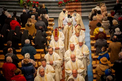 6 stycznia 2022 r., w Uroczystość Objawienia Pańskiego, o godz. 12.00 w katedrze rzeszowskiej została odprawiona Msza św. w intencji bp. Kazimierza Górnego i bp. Edwarda Białogłowskiego, którzy przeżywali kolejno 37. i 34. rocznicę konsekracji biskupich. Mszy św. przewodniczył bp Jan Wątroba. Eucharystię koncelebrował abp Edward Nowak, bp Kazimierz Górny, bp Edward Białogłowski i 30 księży. Podczas Mszy św. śpiewał Katedralny Chór Chłopięco-Męski Pueri Cantores Resovienses. Biskup Kazimierz Górny urodził się 24 grudnia 1937 r. w Lubniu. W 1960 r. przyjął święcenia kapłańskie. 6 stycznia 1985 r. w Bazylice św. Piotra w Rzymie przyjął święcenia biskupie z rąk Jana Pawła II. Jako zawołanie przyjął słowa „Omnia Tibi”. Do 1992 r. pełnił funkcję wikariusza generalnego archidiecezji krakowskiej. Od 1992 do 2013 r. był ordynariuszem diecezji rzeszowskiej. Biskup Edward Białogłowski urodził się 8 stycznia 1947 r. w Rzeplinie. W 1972 r. przyjął święcenia kapłańskie. 6 stycznia 1988 r. w katedrze przemyskiej przyjął święcenia biskupie z rąk bp. Ignacego Tokarczuka. Jako zawołanie przyjął słowa „In virtuti Spiritus Sancti”. Od 1992 r. pełni zadania biskupa pomocniczego diecezji rzeszowskiej. fot. Paulina Lęcznar