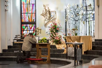 Uroczystość Chrystusa Króla to także święto Akcji Katolickiej i KSM-u. Centralnej uroczystości w Katedrze przewodniczył biskup diecezjalny Jan Wątroba. Eucharystię koncelebrowało 25 księży, wśród nich ks. Stanisław Potera – asystent diecezjalny AK i ks. Tomasz Ryczek – asystent diecezjalny KSM. Po wyznaniu wiary 88 młodych osób złożyło przyrzeczenie Katolickiego Stowarzyszenia Młodzieży. Obrzęd przyrzeczenia prowadził Paweł Grodzki – prezes KSM Diecezji Rzeszowskiej. Ceremonia zakończyła się odśpiewaniem hymnu KSM i zawołaniem: „Przez cnotę, naukę i pracę, służyć Bogu i Ojczyźnie, Gotów!”

Po Komunii św. bp Jan Wątroba, razem z ks. Stanisławem Poterą, wręczył nominacje 20 nowym prezesom oddziałów parafialnych Akcji Katolickiej. Krótkie przemówienia wypowiedzieli kolejno: Jeremi Kalkowski – prezes Zarządu Diecezjalnego Instytutu AK i Paweł Grodzki.

Po Komunii św. wszyscy zebrani uklękli przed Najświętszym Sakramentem. Biskup Ordynariusz odczytał Jubileuszowy Akt Przyjęcia Jezusa Chrystusa za Króla i Pana.

Po Mszy św. bp Jan Wątroba wręczył odznaki i legitymacje nowym członkom KSM.

fot. Fotografiarzeszow