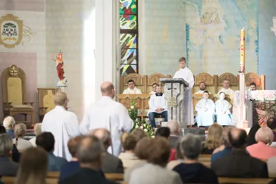 26 maja dla parafii katedralnej w Rzeszowie był szczególnym dniem dziękczynienia za dar kapłaństwa i znakiem obecności Maryi. W tym dniu parafianie przywitali peregrynującą w diecezji rzeszowskiej figurę Matki Bożej Fatimskiej i modlili się z księżmi, którzy obchodzili 10. rocznicę swoich święceń prezbiteratu.
Przed rozpoczęciem uroczystej Eucharystii pod przewodnictwem bpa Kazimierza Górnego, wierni zgromadzeni w świątyni przywitali figurę Matki Bożej Fatimskiej. O godz. 18.00 rozpoczęła się Msza Święta koncelebrowana przez 15 kapłanów wyświęconych 26 maja 2012 r. i sprawowana jako dziękczynienie za dar powołania do kapłaństwa. Bp Kazimierz w homilii przywołał wspomnienia z tego dnia, kiedy diecezja rzeszowska wzbogaciła się o nowych księży, którzy po raz pierwszy celebrowali z nim Eucharystię. Podkreślił także znaczenie codziennej kapłańskiej posługi, która wymaga trudu i poświęcenia w imię Chrystusa. Jubileusz 10-lecia kapłaństwa obchodzili: ks. Wojciech Chrostowski pochodzący z Gorlic (Fara), ks. Mirosław Dziadosz z Jasła (Chrystusa Króla), ks. Paweł Gąsior z Rożnowic, ks. Damian Jacek z Czudca, ks. Mirosław Kardaś ze Strzyżowa (św. J.S. Pelczara), ks. Tomasz Kołodziej z Trzebosi, ks. Filip Mikuła z Rzeszowa (Katedra), ks. Mateusz Mycek z Sędziszowa Małopolskiego (Fara), ks. Marcin Pokrywka z Przeworska (Ojcowie Bernardyni, diec. przemyska), ks. Nikodem Rybczyk z Gorlic (Fara), ks. Tomasz Ryczek z Turzy (diec. tarnowska), ks. Paweł Sikora z Rzeszowa (Zwięczyca – św. Józefa), ks. Krzysztof Wilczkiewicz z Gorlic (Glinik), ks. Tomasz Wójcik z Niewodnej oraz ks. Julian Wybraniec z Rzeszowa (św. Rocha). Po Mszy Świętej odśpiewano Litanię Loretańską przy wystawionym Najświętszym Sakramencie, po czym miała miejsce adoracja prywatna do godz. 20.30. Następnie odmówiono radosną część różańca i odśpiewano Apel Jasnogórski. Także przez kolejny dzień wierni mogli zawierzać swoje intencje Maryi w kolejnych częściach modlitwy różańcowej. W piątek po Mszy Świętej wieczornej figurę Matki Bożej przekazano do parafii Opatrzności Bożej w Rzeszowie. 
Peregrynacja figury Matki Bożej Fatimskiej w diecezji rzeszowskiej odbywa się z okazji 30. rocznicy powstania diecezji. Od 25 marca 2022 figura Matki Bożej Fatimskiej jest przekazywana do poszczególnych parafii diecezji i połączona z adoracją Najświętszego Sakramentu. 
Angelika Karnasiewicz, fot. Małgorzata Ryndak